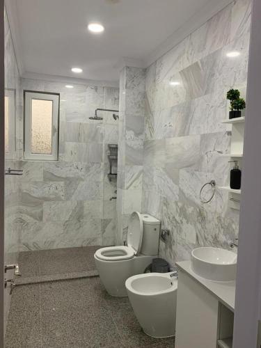 a bathroom with a toilet and a sink at PP Apartments Deluxe in Năvodari