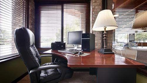 Ruang duduk di Baymont by Wyndham Delaware