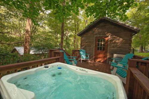 a hot tub on a deck next to a cabin at Apollonie Cabin Lookout Mountain Hot Tub in Chattanooga