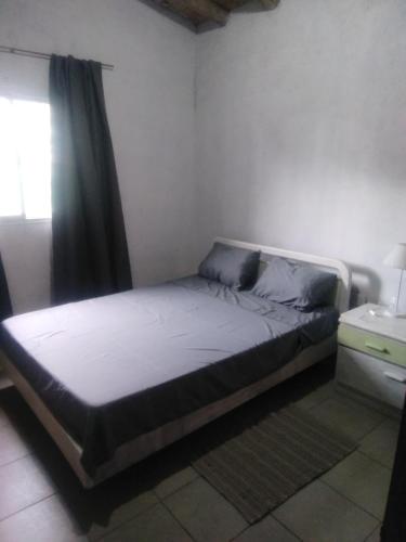 a bed sitting in a room with a window at Mendoza Junín aceptamos tarjetas in Junín