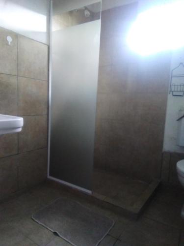 a bathroom with a shower with a sink and a toilet at Mendoza Junín aceptamos tarjetas in Junín
