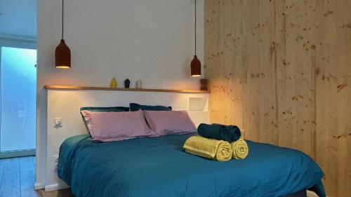 a bedroom with a bed with two towels on it at Casa Mypi in Reinhardsmunster