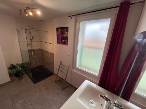 a bathroom with a sink and a window and a shower at Aux Chti Bains in Balaruc-le-Vieux