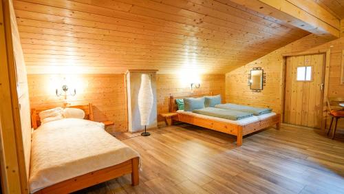 ein Schlafzimmer mit zwei Betten in einer Holzhütte in der Unterkunft Topfit Leisure Park Freinberg Country Suites und Lodges in Freinberg