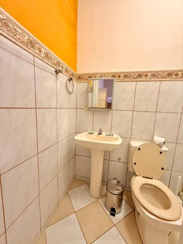 ein kleines Badezimmer mit Toilette und Waschbecken in der Unterkunft Pousada Luz e Brilho Aluguel Temporada in Búzios