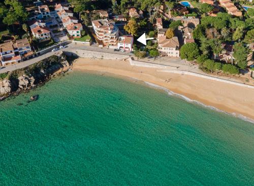 an aerial view of a beach and the ocean at Terraza al Mar La Fosca in Palamós