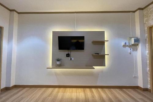 a white wall with a flat screen tv on it at BB house & resort in Ban Thum