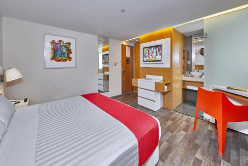 a bedroom with a bed and a desk and a bathroom at City Express by Marriott Ciudad de México Alameda in Mexico City