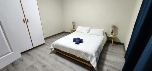 a bedroom with a bed with a blue teddy bear on it at House Magriet in Doring Bay