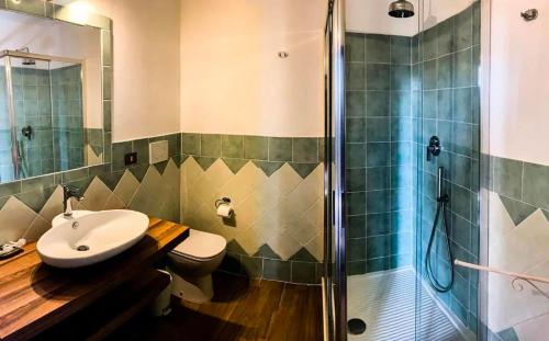 a bathroom with a sink and a shower at Villa Il Poggio in Sinalunga
