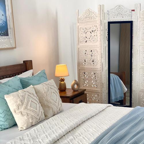 a bedroom with a bed and a table with a lamp at ViladaBaleiaBranca in Remédios