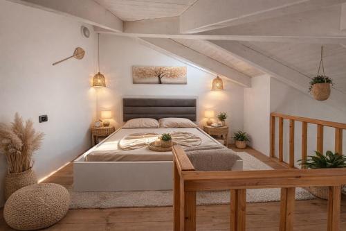 a bedroom with a bed in a room at Dublex Friendly apartaments perball Rafaelos in Shëngjin