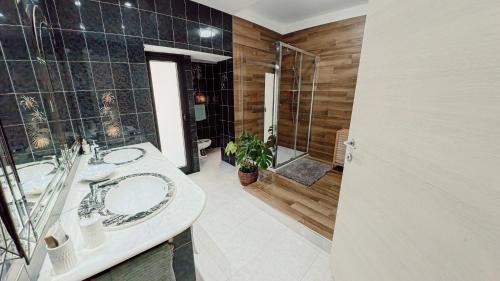 ein Badezimmer mit zwei Waschbecken und einer Dusche in der Unterkunft Ca' hygge in Lavagna