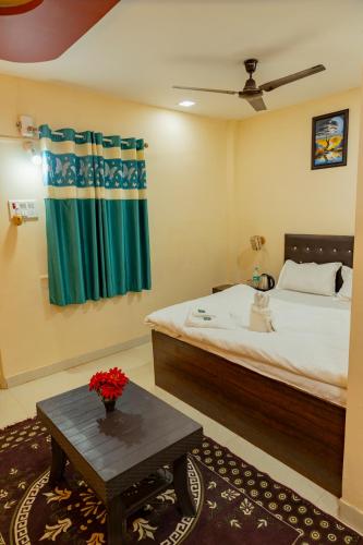 a hotel room with a bed and a table at X Western Hills panchagani in Panchgani