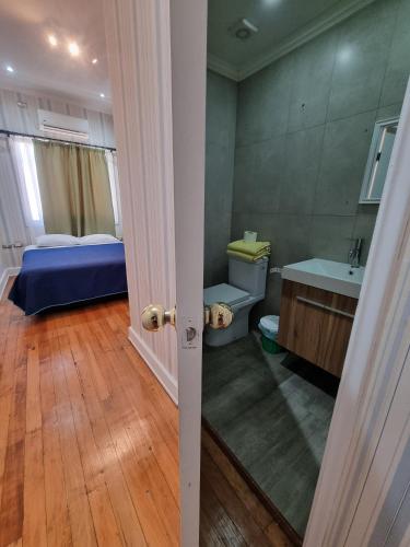 a room with a bathroom with a bed and a sink at Hotel Traslaviña in Viña del Mar