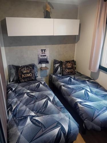 two beds sitting in a room with at chalet bella in Gasselte