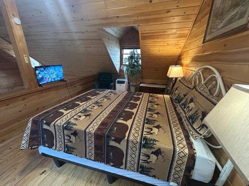 a bedroom with a bed in a cabin at Ducks Nest Retreat- Close to Ocoee river in Turtletown