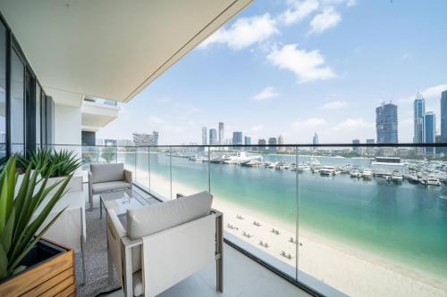 Luxury Beachfront 1 Bed with Marina Skyline Views and Beach Access