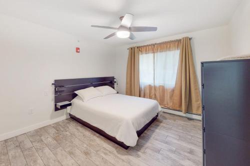 ein Schlafzimmer mit Bett und Deckenventilator in der Unterkunft Mountainside 63 in Warren