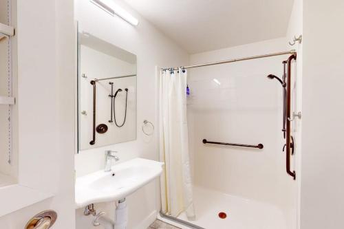 ein weißes Badezimmer mit Dusche und Waschbecken in der Unterkunft Mountainside 63 in Warren