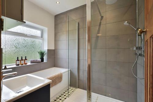 a bathroom with a sink and a shower at Spacious Gate 3BR City 5mins Walk Pets Welcome in Hereford