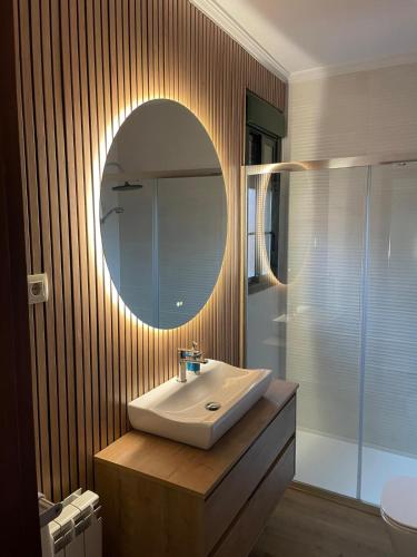 a bathroom with a sink and a mirror at TOLEDO ENCANTADO Piscina y BBQ privada 2,5 km de Puy du Foy in Argés
