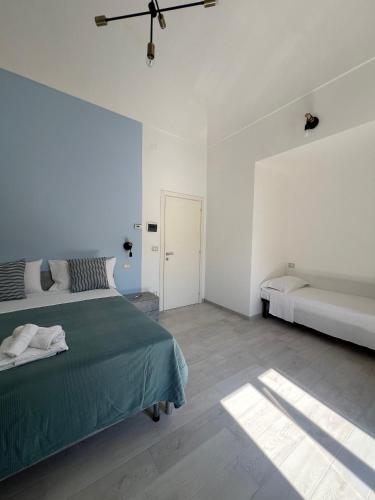 a bedroom with a green bed and a white wall at Mare guest house in Termoli