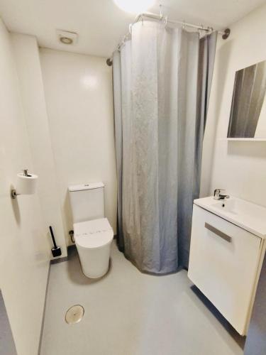 a white bathroom with a toilet and a sink at Coalla Rooms Luxe in Lugones