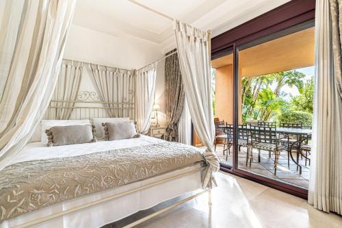 A 600m de la playa Los Monteros Jardín privado