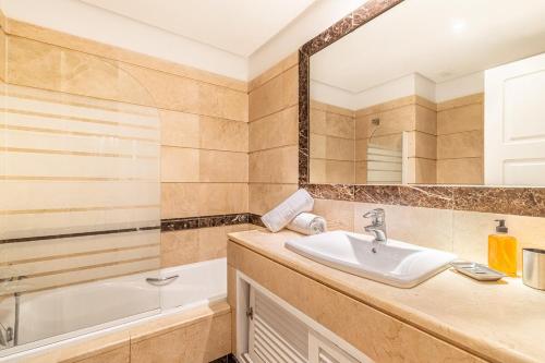 A 600m de la playa Los Monteros Jardín privado