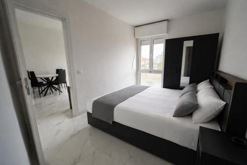 a bedroom with a bed and a window and a table at Anthea - Loft Elegans in Lignano Sabbiadoro