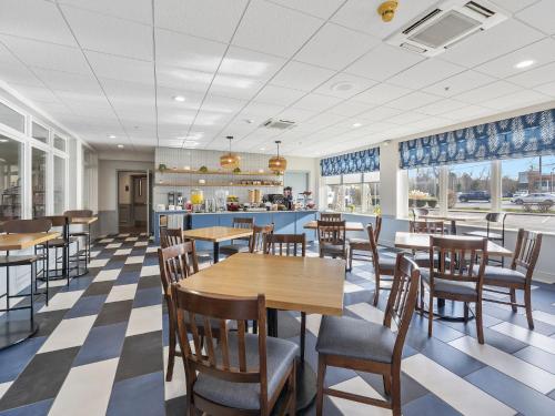 a restaurant with tables and chairs and a counter at Cherry Tree Inn & Suites in Traverse City