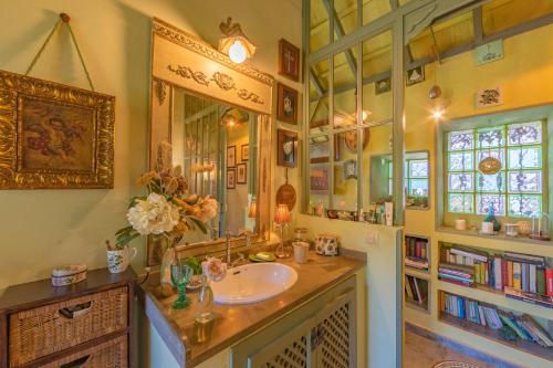 a bathroom with a sink and a mirror at Cortijo La Hoya in El Bujeo