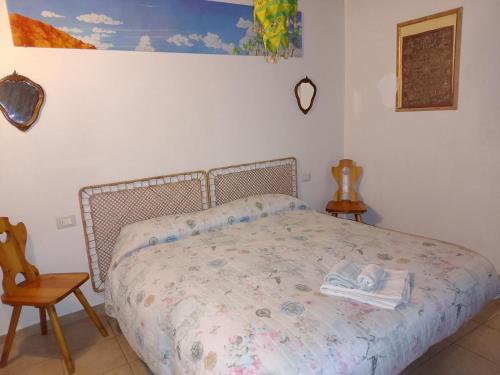 a bedroom with a bed with two towels on it at B&B Mirna - Piccolo Appartamento in Vaprio dʼAdda