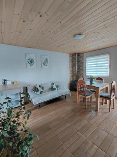 a living room with a couch and a table at Cabaña Aeropuerto el Tepual in Puerto Montt