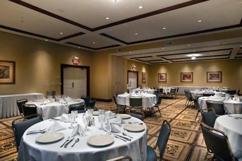 Restoran atau tempat lain untuk makan di Chateau Saint Denis Hotel, a Trademark Collection by Wyndham