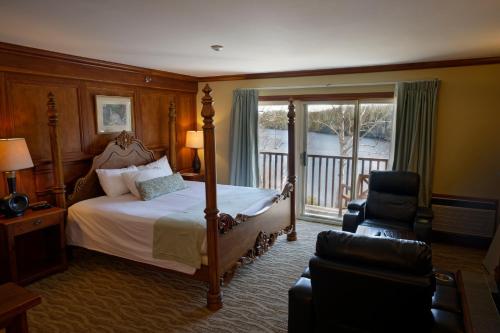 ein Hotelzimmer mit Bett und Balkon in der Unterkunft Liscombe Lodge Resort & Conference Center in Liscomb