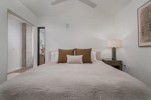 a large bed in a white room with a large bed sidx sidx sidx at The Slate Luxury Capitol View DOCO Golden 1 in Sacramento