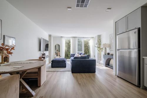 a kitchen and living room with a table and a couch at The Slate Luxury Capitol View DOCO Golden 1 in Sacramento