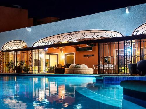 a swimming pool with a bed in a room at Solanza Club & Residence in Cancún