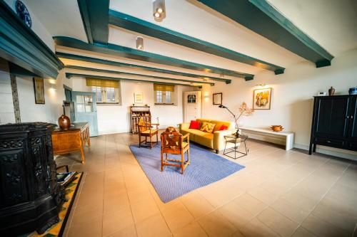 a living room with a couch and a table at Het Sluiswachtershuisje in Maassluis
