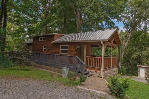 a log cabin with a porch and a deck at Kai Cabin Wauhatchie Woodlands Close To Downtown in Chattanooga