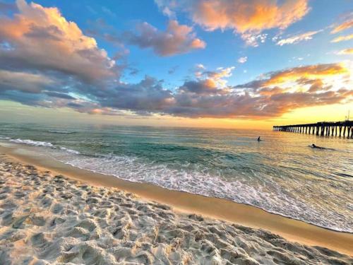 Amazing Sunsets Steps to Pier Park Heated Pool Hot Tub photo 16