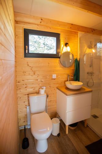 a small bathroom with a toilet and a sink at Les Chalets Horizon in Saint-Just-de-Claix