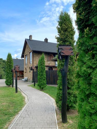 a house with a pathway in front of a house at Orlyne Gnizdo in Chernivtsi