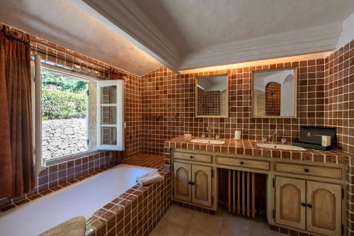 Villa Vue mer exceptionnelle golfe de saint -Tropez piscine 6ch 6 sdb 12 personnes