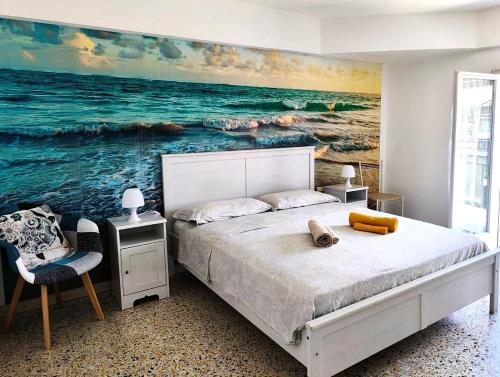 a bedroom with a bed and a painting of the ocean at Relax e Mare a Bellaria in Bellaria-Igea Marina