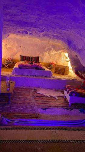 a room with two beds in a snow cave at Dar Sana in Qaşr al Ḩallūf