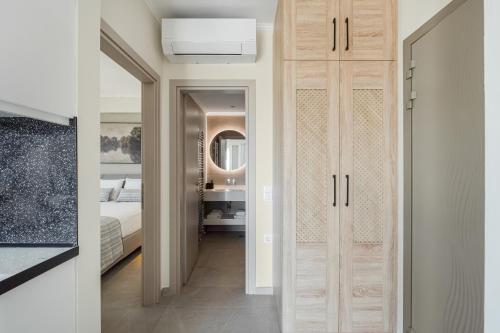 a hallway with a door leading to a bedroom at Bianco Mare Studios-Apartments in Kalives Poligirou