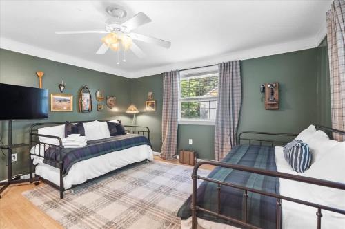 a bedroom with two beds and a ceiling fan at 7- Rock Island Cottage in Lookout Mountain